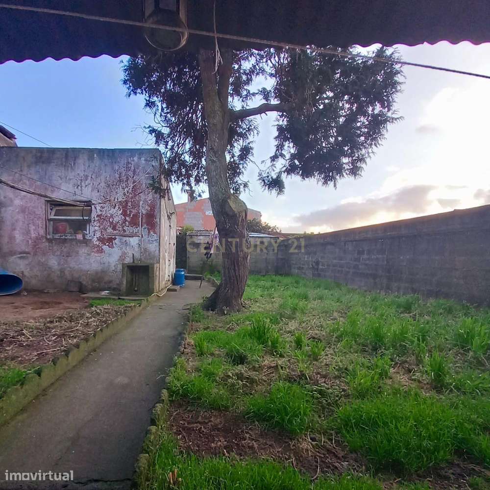 Oportunidade com Potencial – Moradia com Quintal e Estacionamento-8