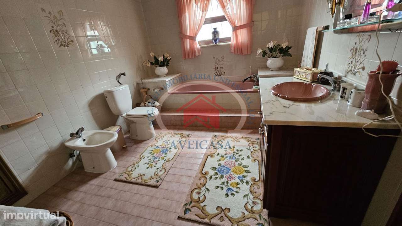 Moradia isolada T5 em bom estado com quintal e garagens-19