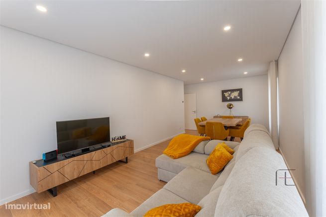 Apartamento T3 como novo, 2 lugares de garagem e 2 arrecadações, Esmor-2