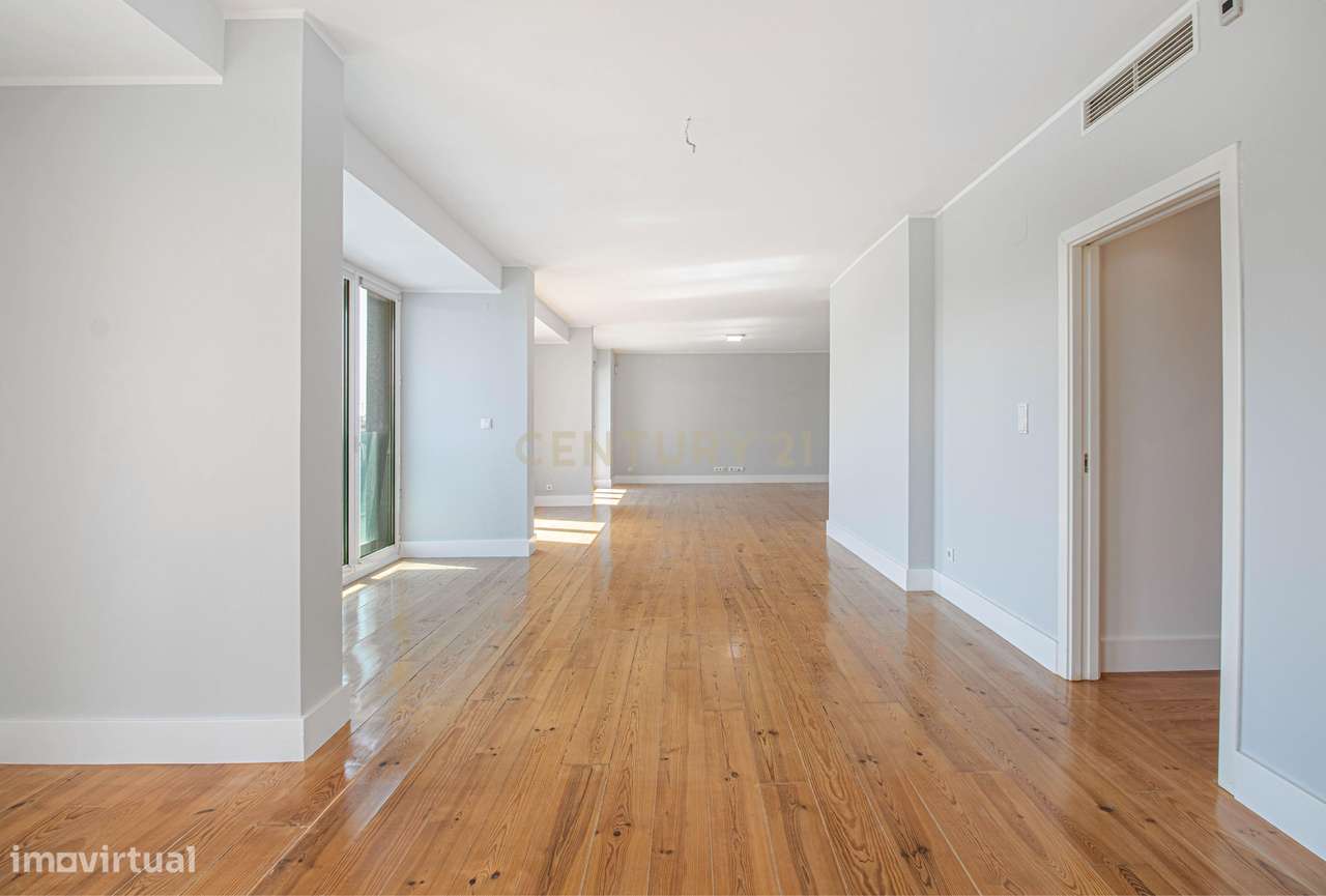 Apartamento T4 +1 com 272 m2 Vista Panorâmica em Lisboa e 3 Lugares de-2