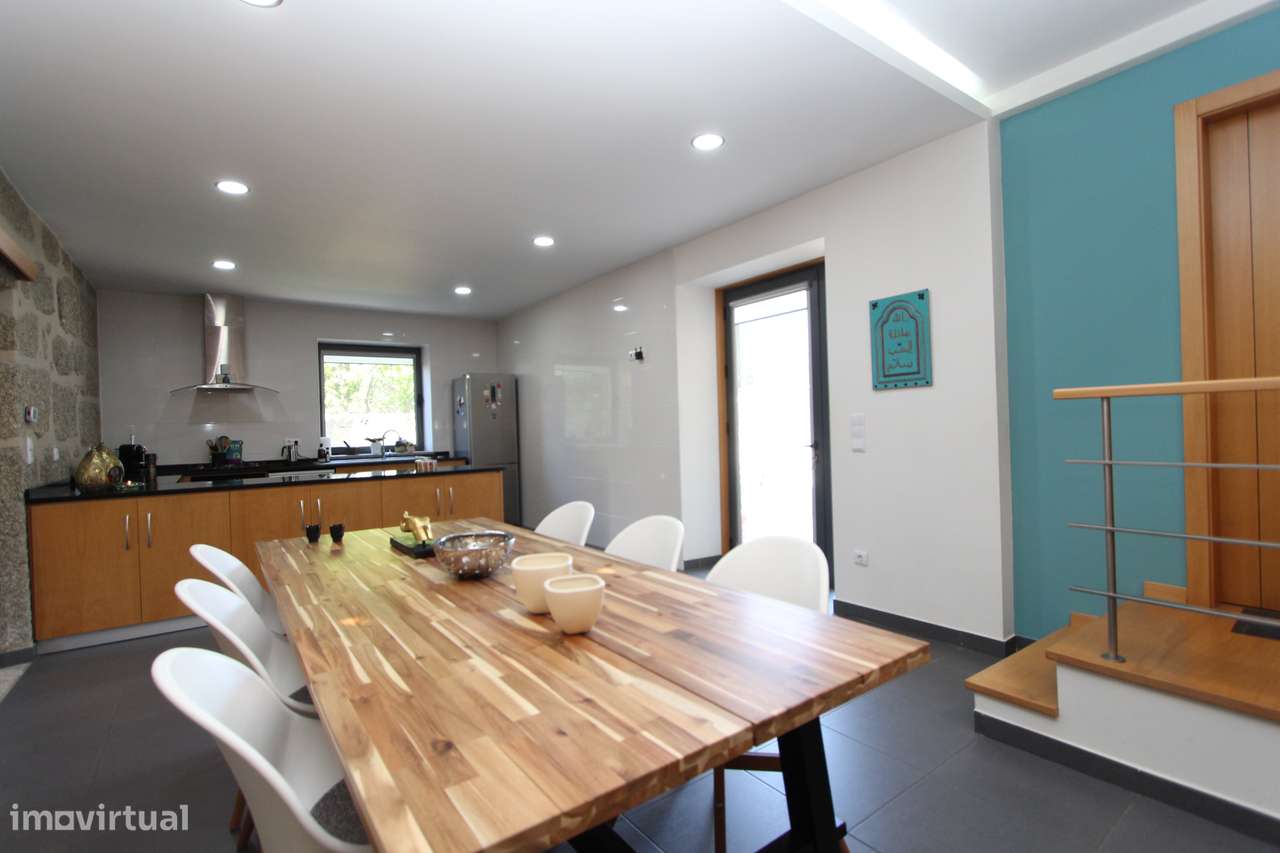 Moradia T4 em Granito Recuperada | Charme Histórico e Conforto Moderno - Grande imagem: 2/36