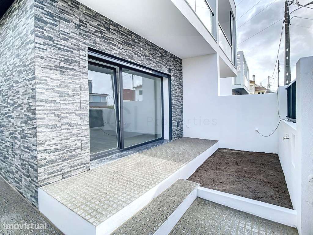 Moradia T3 duplex no centro de Fernão Ferro-35