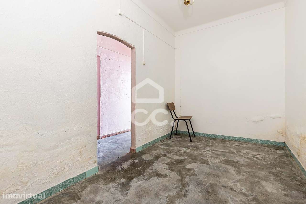 Moradia T3 Térrea de Gaveto para Recuperar c/ Quintal, Terraço e Garag - Grande imagem: 4/60