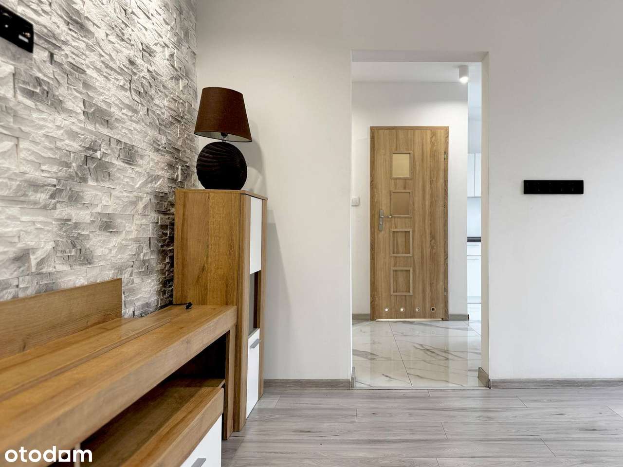 Sprzedaż/wynajem - Jasna Kawalerka na I Piętrze Po Generalnym Remoncie - Pełny obrazek: 3/9