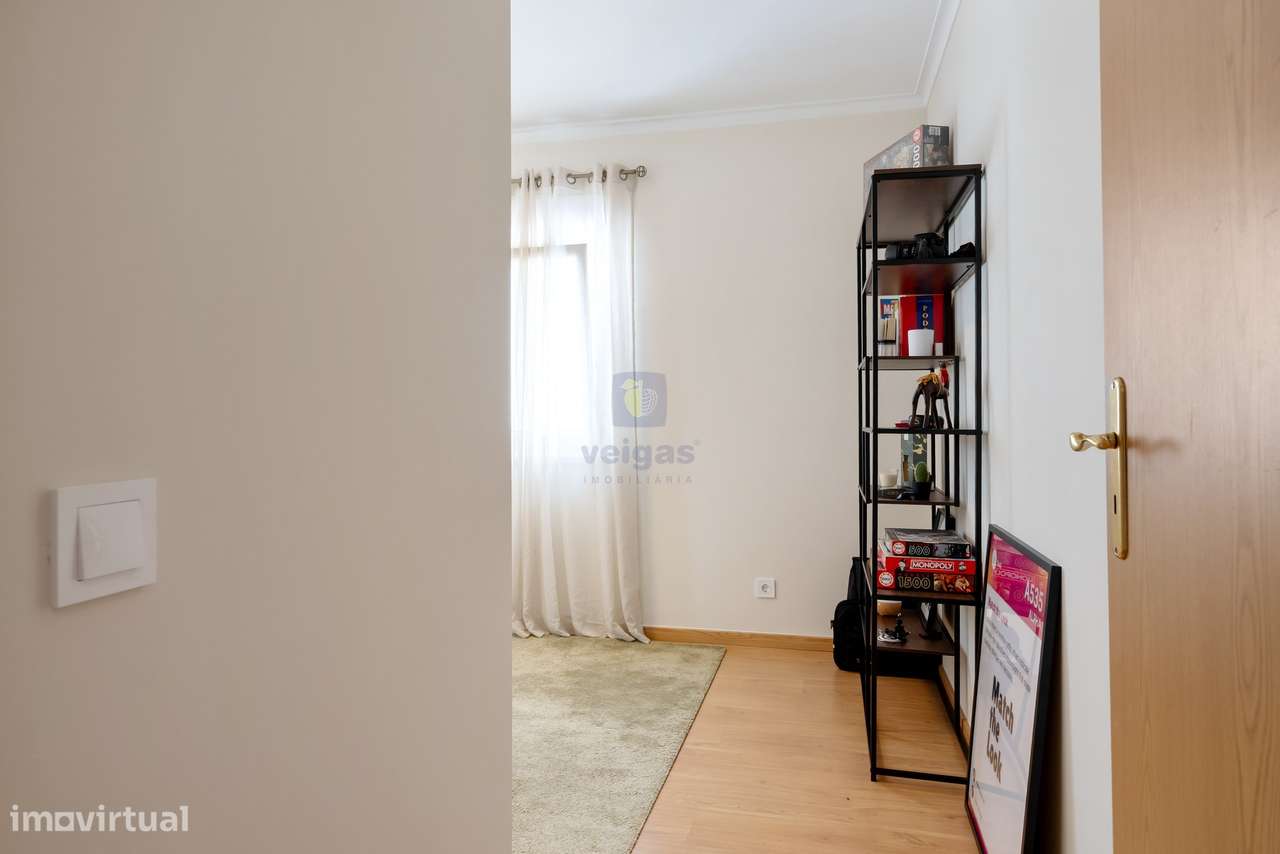 Apartamento T3 Renovado com Vista Rio-16