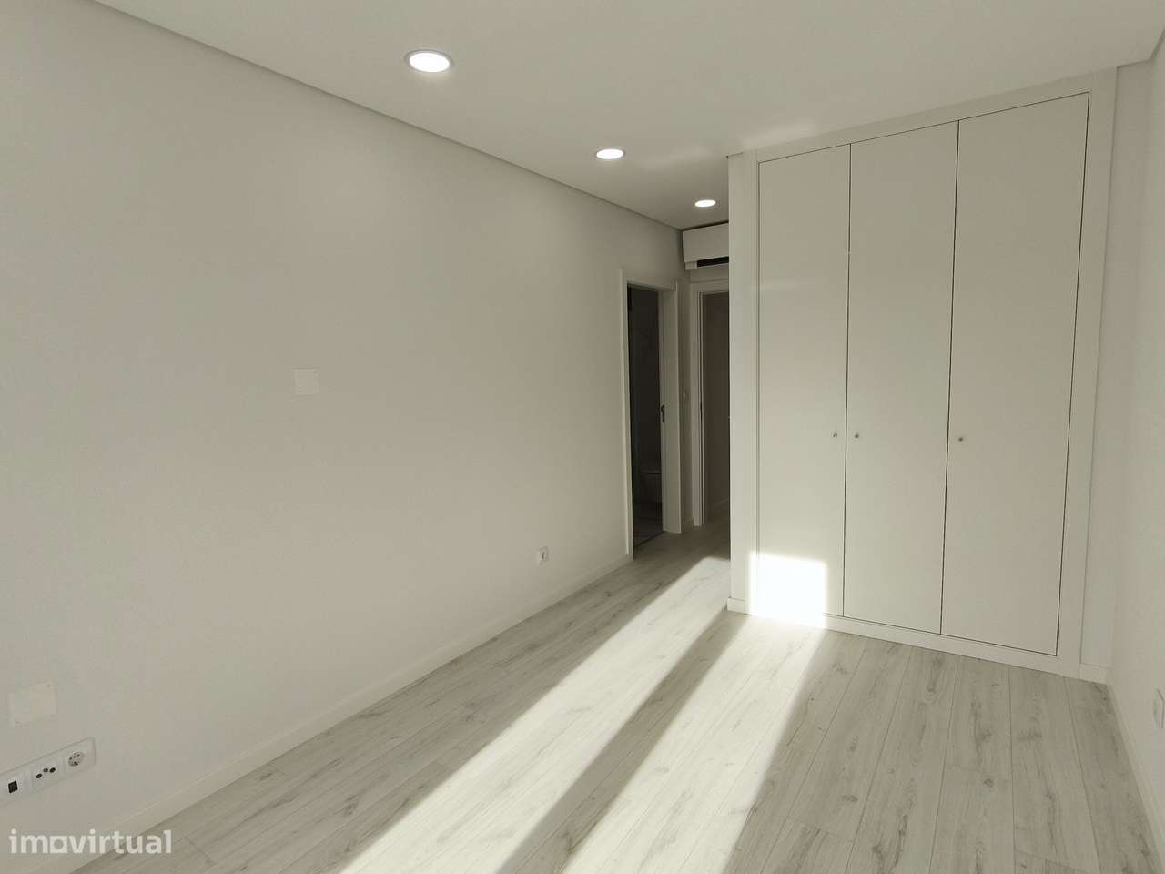 Apartamento T4 Novo c/ Garagem e um parque de Estacionamento-6