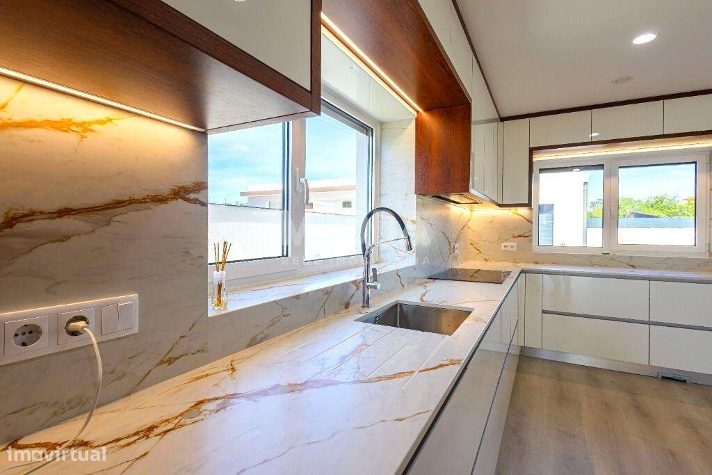 Moradia T4 com Design Contemporâneo e Acabamentos Premium-7