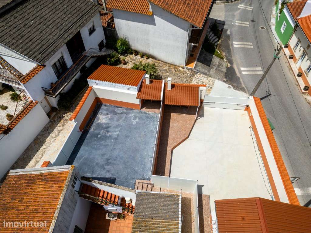 Moradia térrea, nova, geminada em zona tranquila dentro de aldeia-46