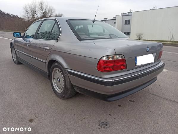 BMW Seria 7 728i L - 4