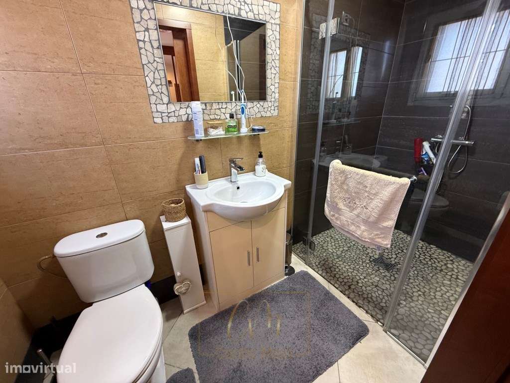 Moradia térrea e isolada, com piscina e inserida em 2 lotes na Póvo...-9