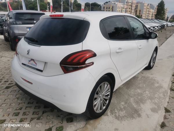 Peugeot 208 1.2 PureTech Signature EAT6 - 7