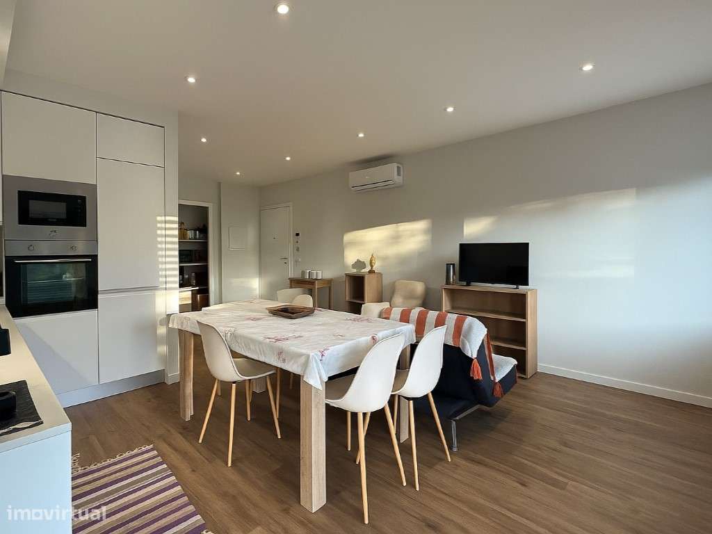 Apartamento T2 Moderno com Varanda e Excelente Luminosidade no Montijo-1