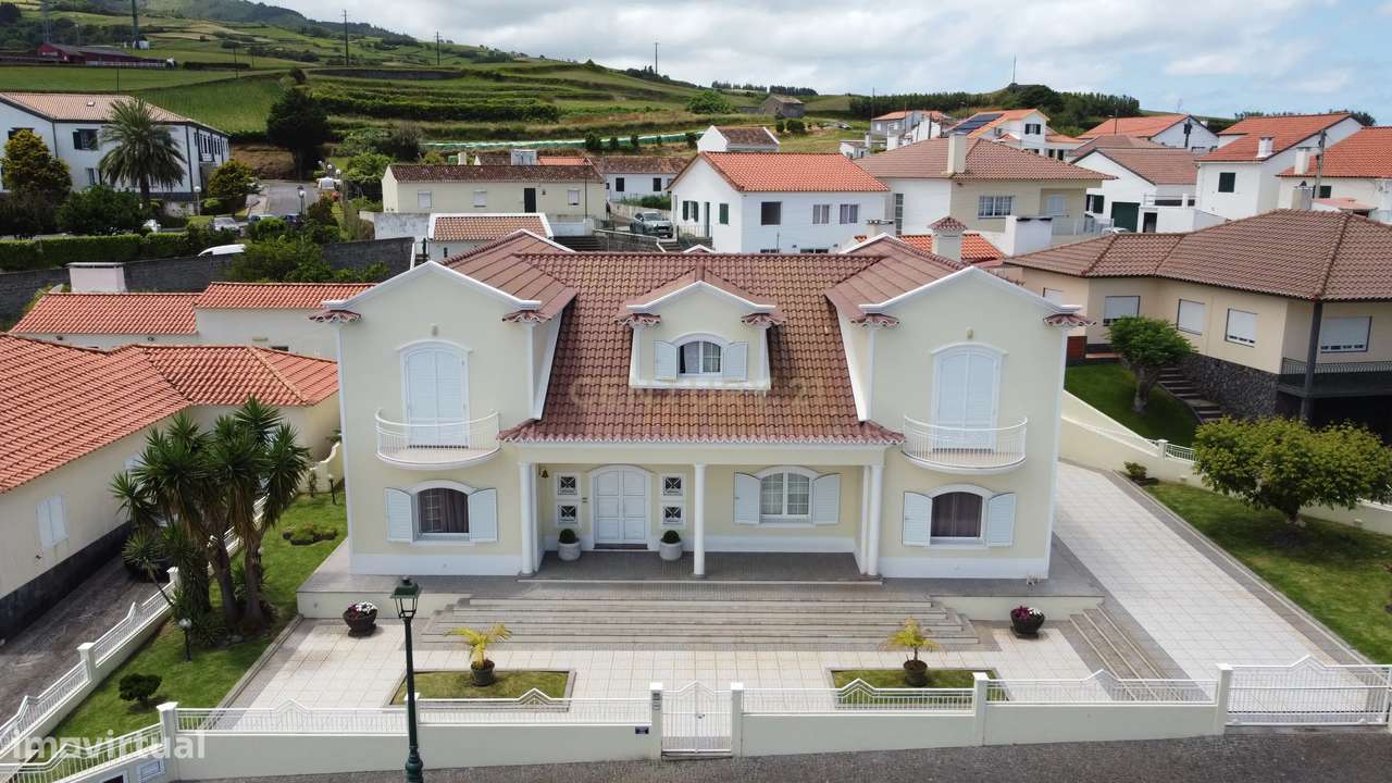 Moradia de Assinatura no Concelho do Nordeste – Exclusividade, Luz e V - Grande imagem: 3/60