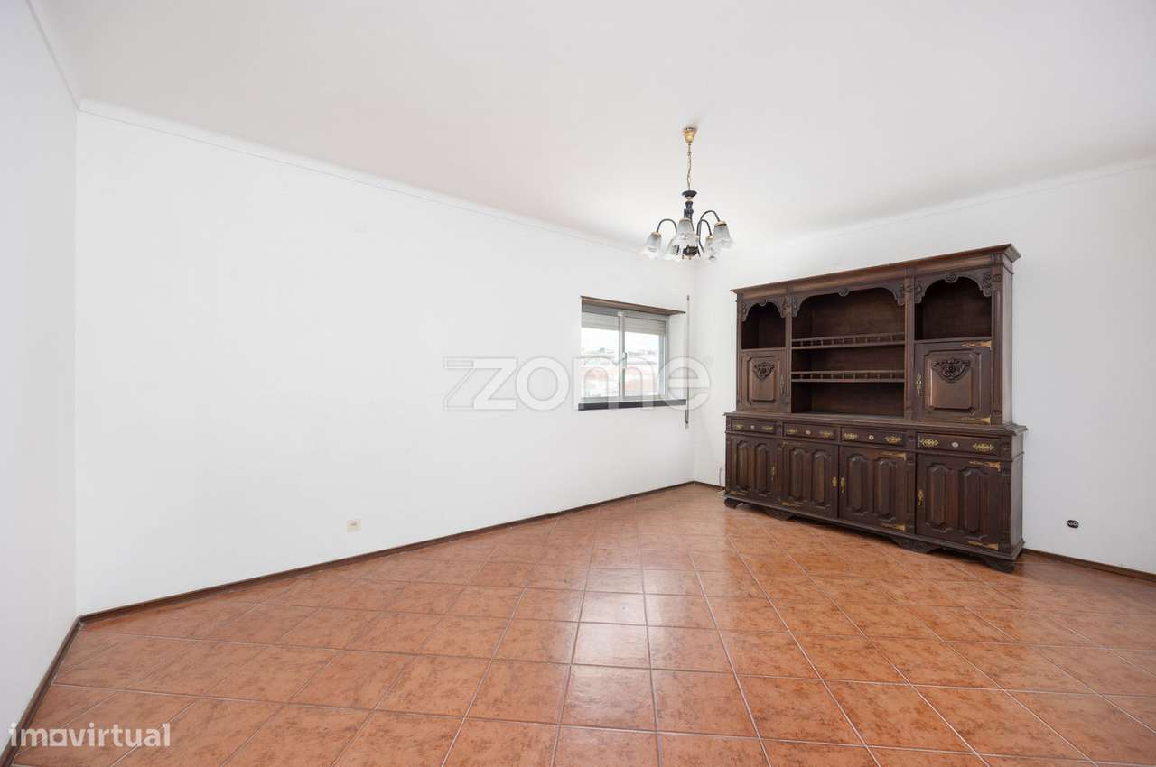 Apartamento T2 no Centro de Porto de Mós-17