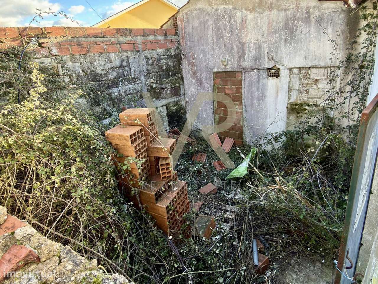 Moradia para Remodelação com Terreno Generoso em Ourém-6