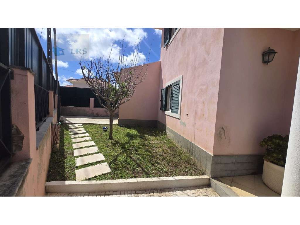 Moradia em Alcoitão - Excelente Oportunidade

Situada numa zona r...-5