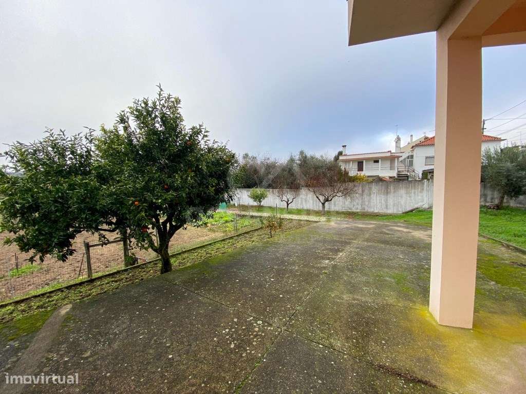 Moradia Independente Em Escalos De Baixo-46