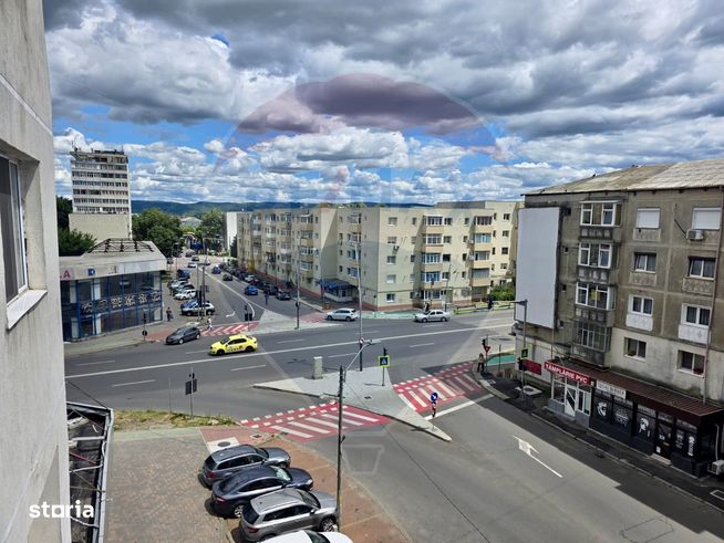 Apartament cu 3 camere decomandat de vânzare, zona Orizont-11