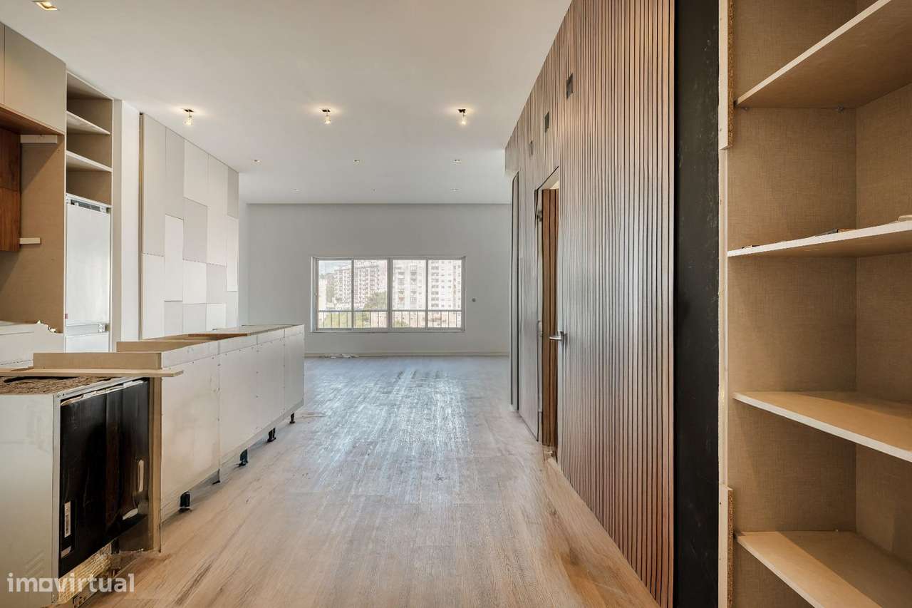 Apartamento T1+1 totalmente renovado em Monte Abraão - Grande imagem: 4/21