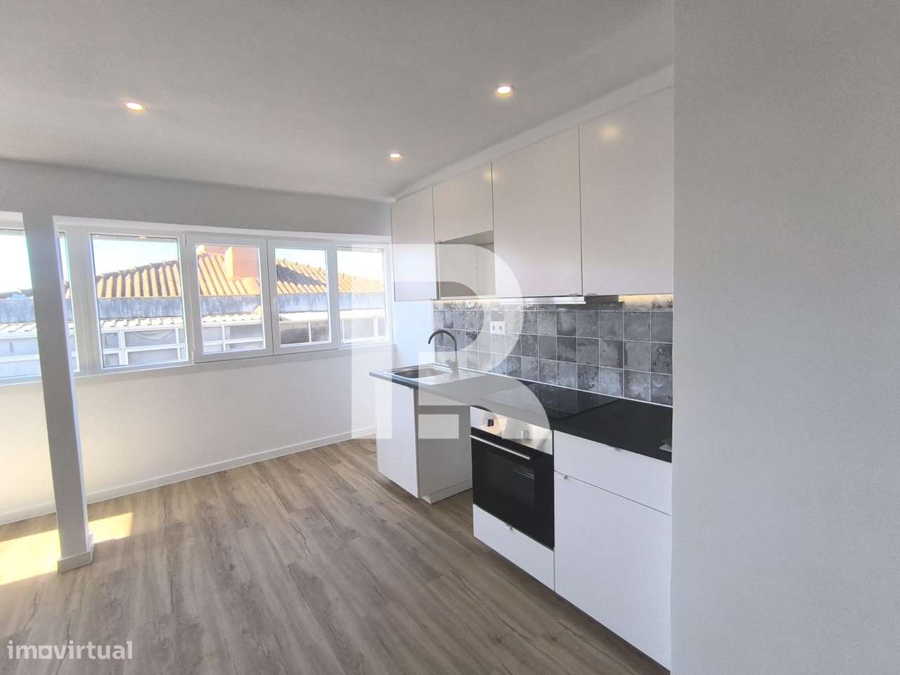 Apartamento T2 Remodelado em Camarate-5