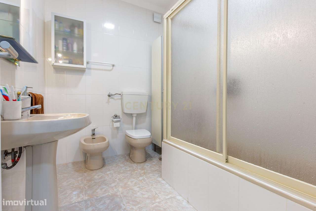 Apartamento originalmente T3, convertido em T2 (mas facilmente reversí-13