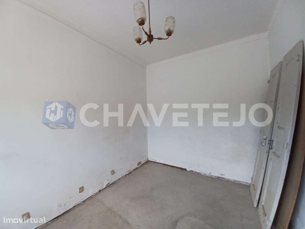 Moradia T3 em fase de remodelação com garagem e anexos a 10 minutos... - Grande imagem: 5/18