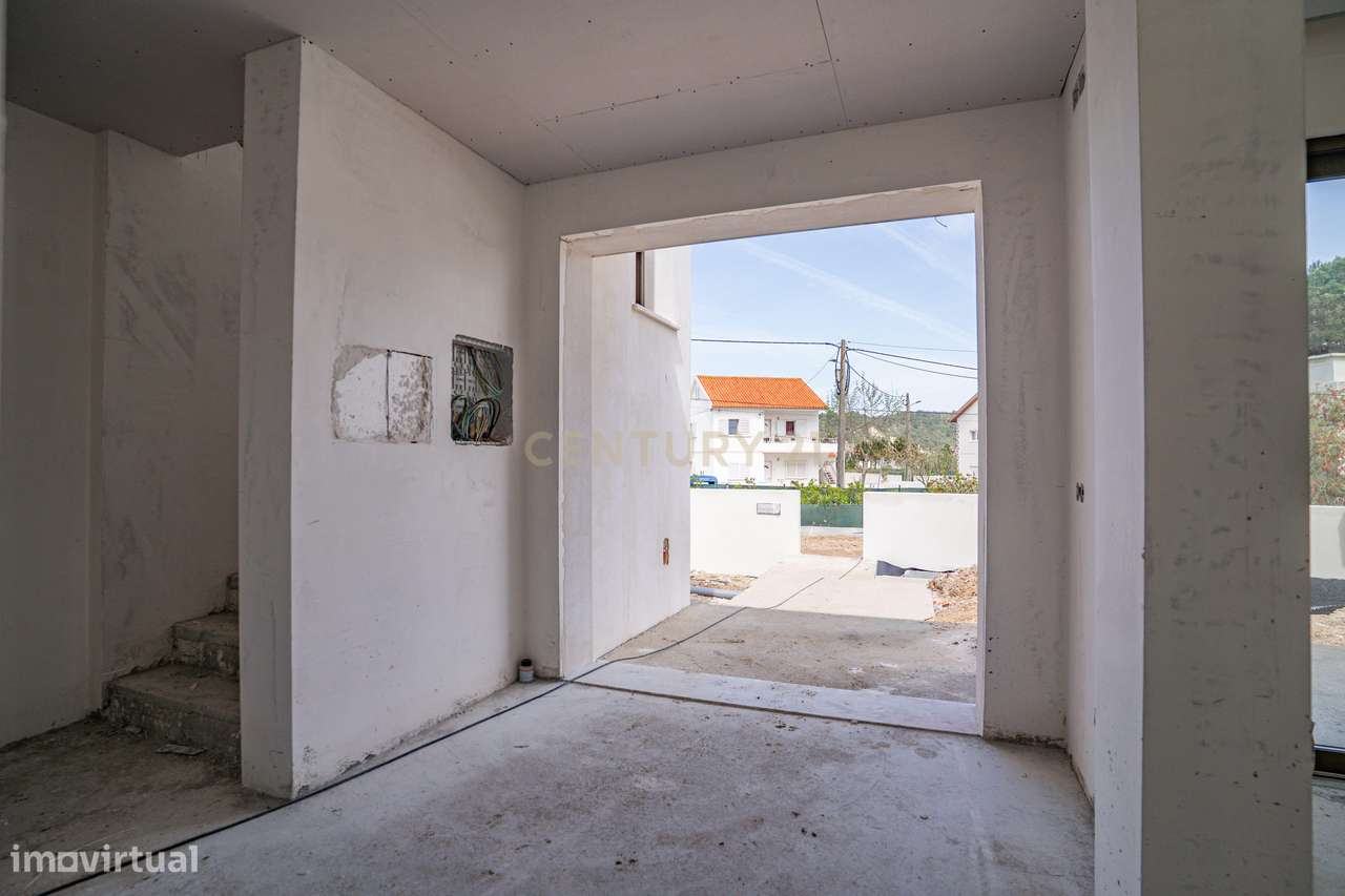 Moradia T3 com Piscina e Jardim em Salir do Porto-24