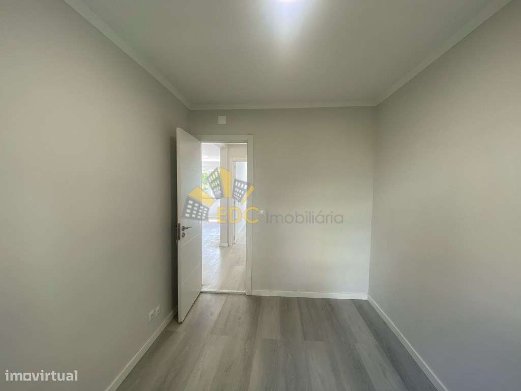 Apartamento T2 Totalmente Remodelado em zona Premium de Benfica | A...-13