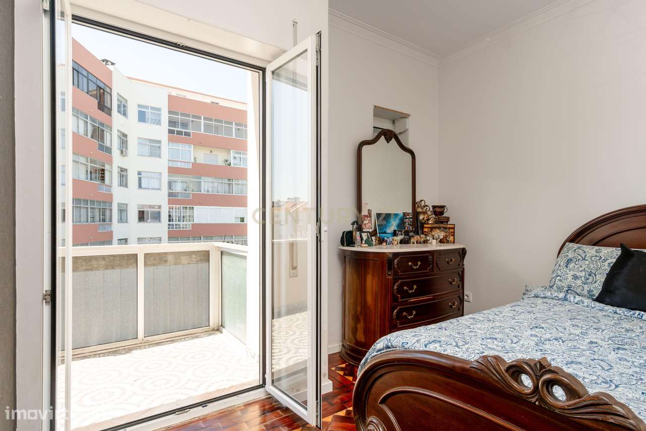 Apartamento T2 com 2 WC's e Varanda Ampla – Totalmente Renovado – Bura-10