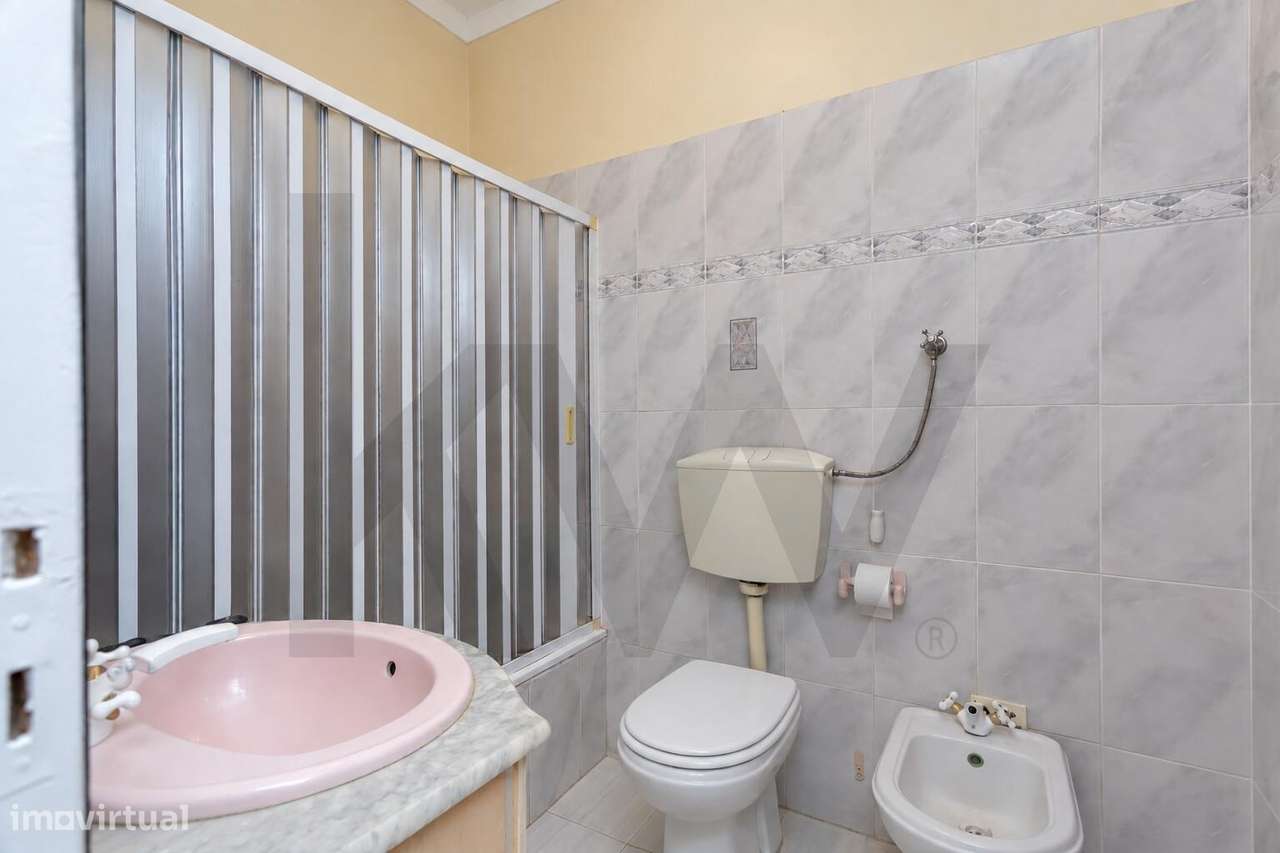 Apartamento T2 na Amora a Um Passo de Tudo | Luminoso e Bem Localizado-13