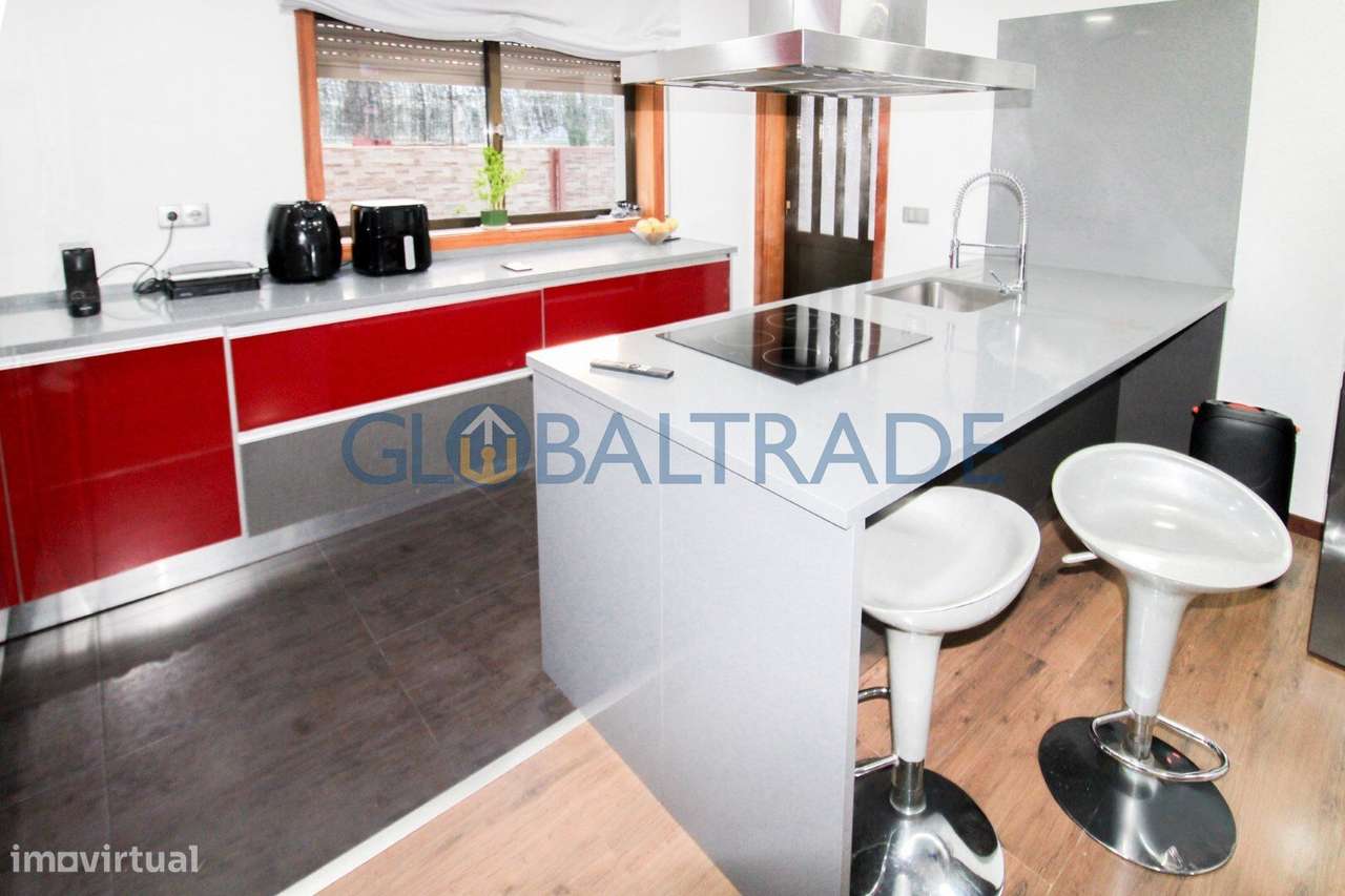 Moradia T4 com terraço e jardim em Alfena-8