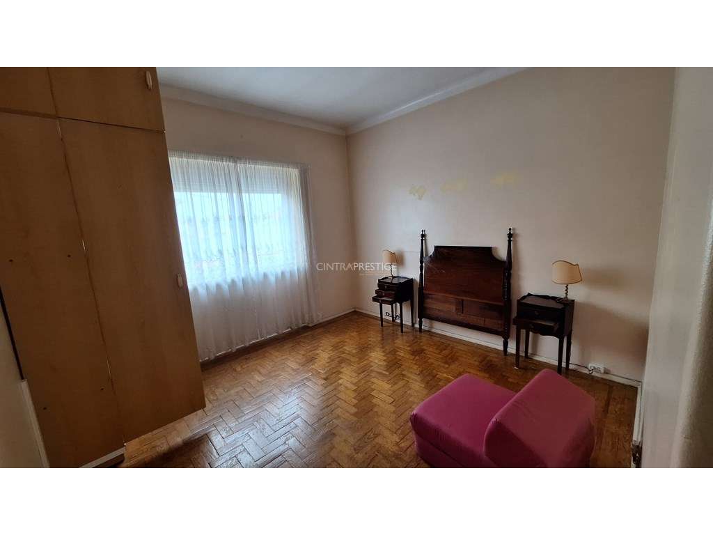 Moradia T4 com quintal e garagem em Algueirão-11