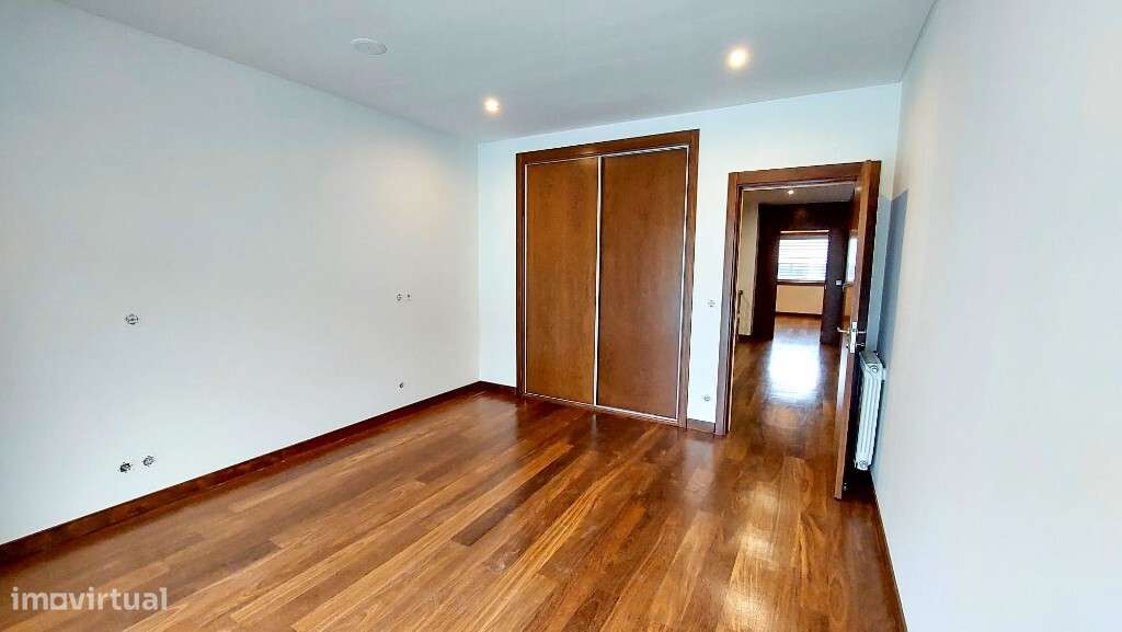 Moradia V4+1 em Banda com Piscina - Dume, Braga-24