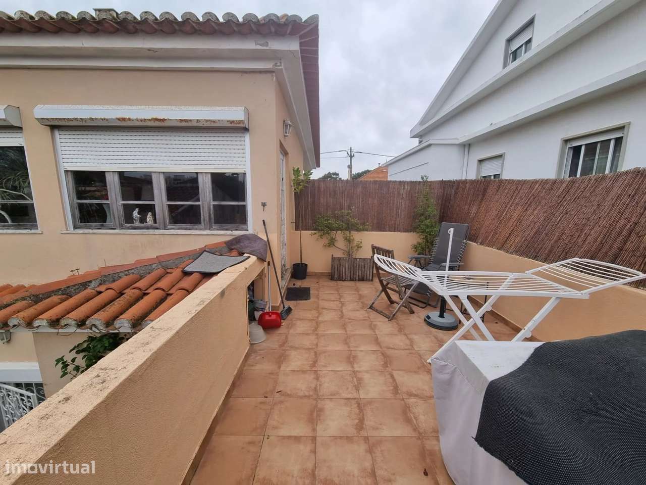 Prédio com 3 apartamentos T2, com Terraço e Jardim na Costa da Caparic-38