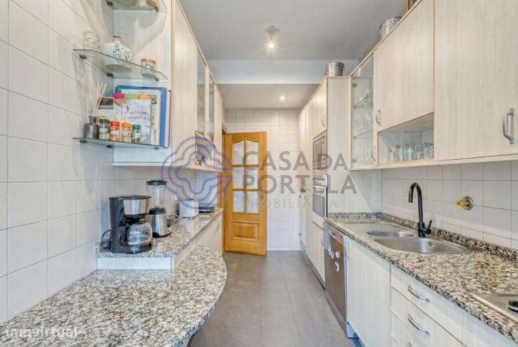 T2, duas frentes, com terraço e varanda, à Praça de Liège - Grande imagem: 4/17