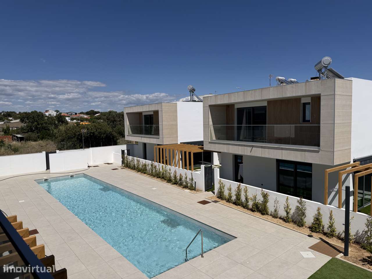 Moradia T4 com piscina, terraço e garagem em Ferreiras-41