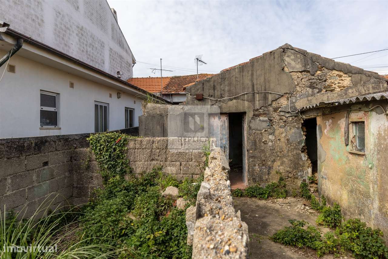 Moradia para reabilitação em Espinho com 3 frentes e terraço - Grande imagem: 4/25