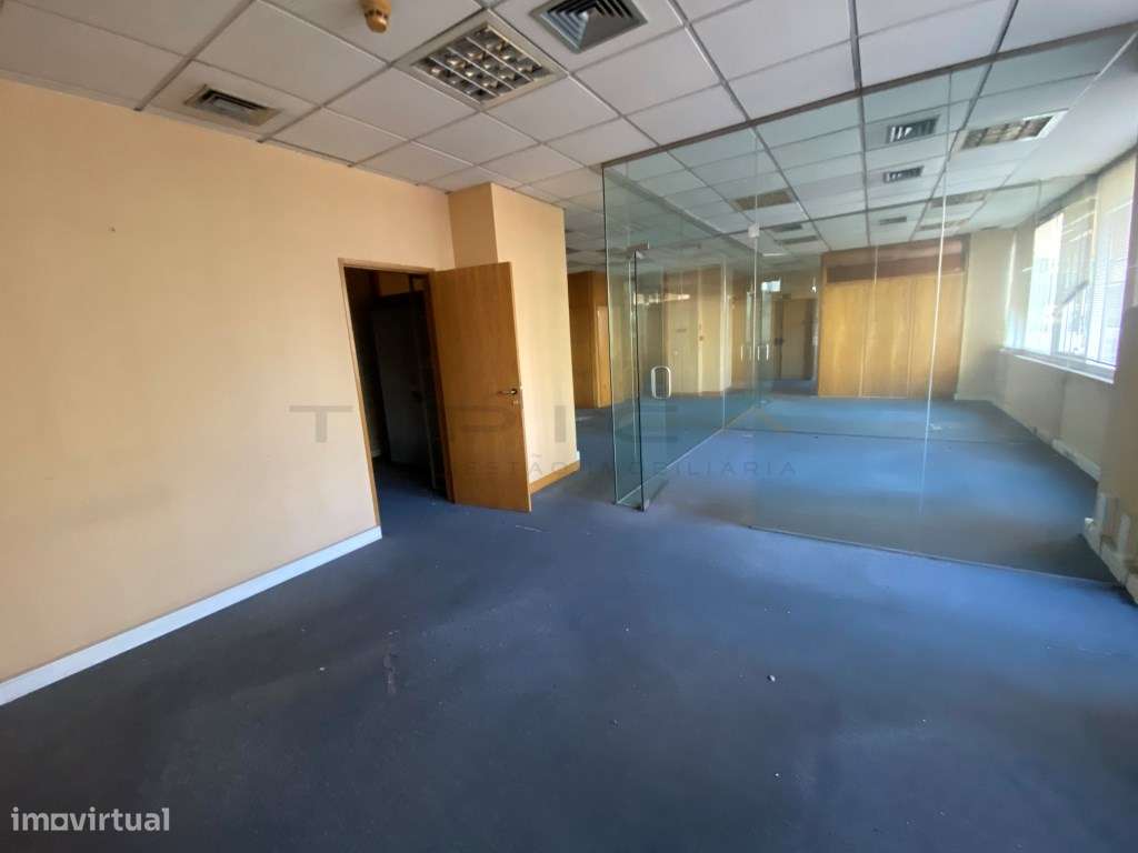 Espaço único de prestígio 3 estacionamento na Avenida 5 de Outubro - Grande imagem: 5/8