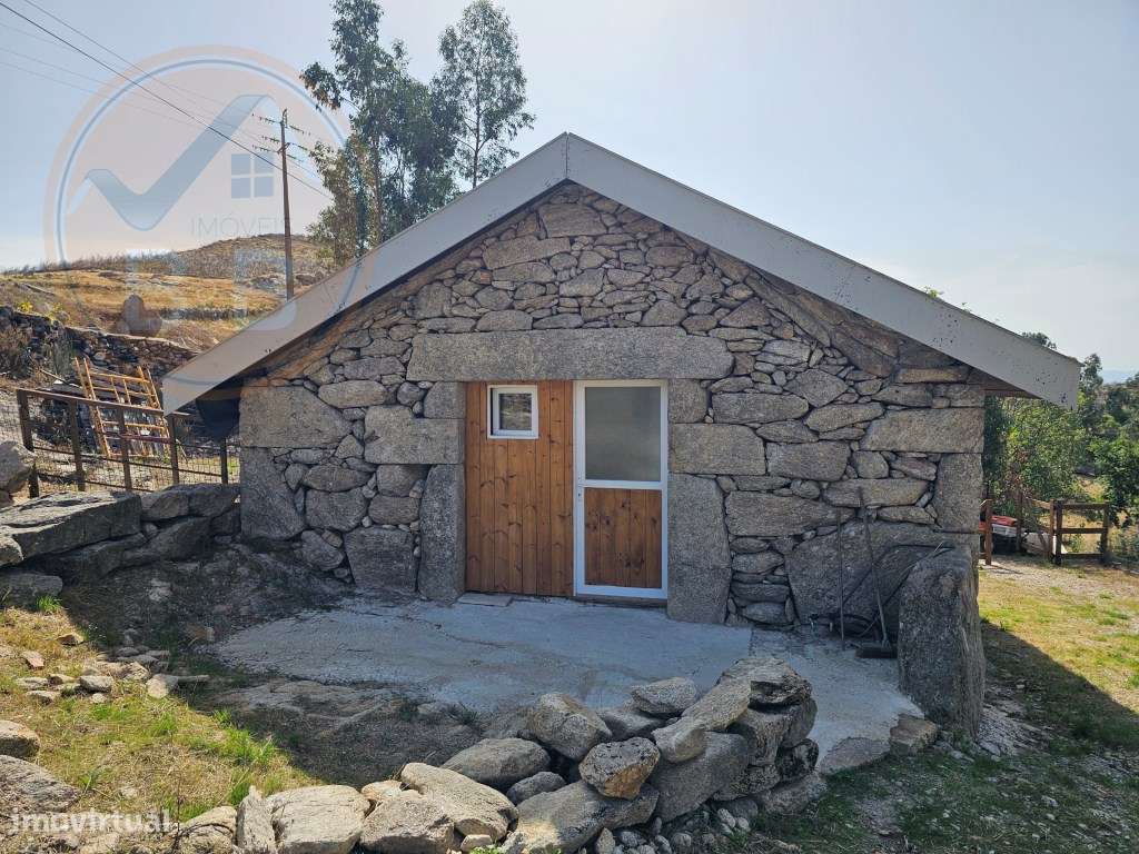 Terreno com 14.757 m², nascente de água e construção existente em J...-0