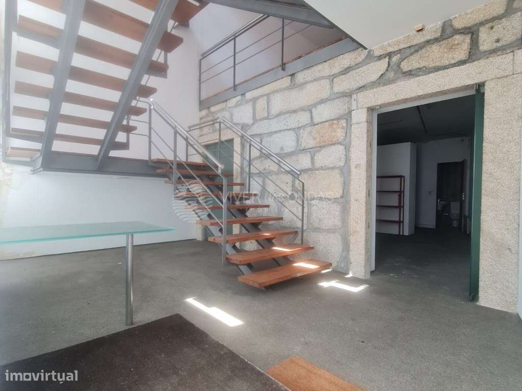 Prédio com 3 pisos, terraço e logradouro, em frente ao Palácio de C... - Grande imagem: 2/28