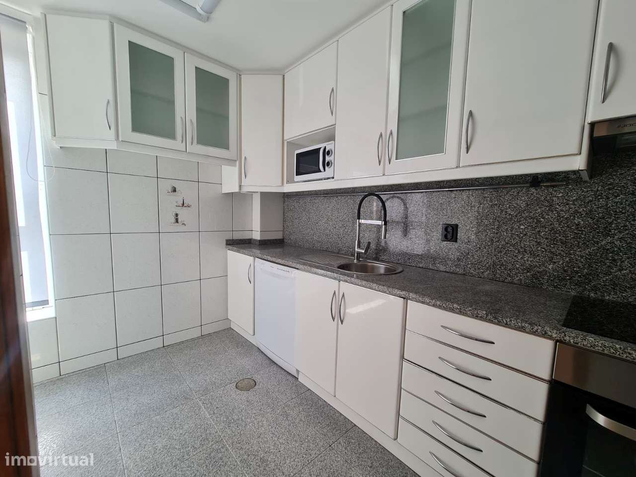 Apartamento T4 com suite e garagem  – em frente ao Metro Pedro Hispano-16