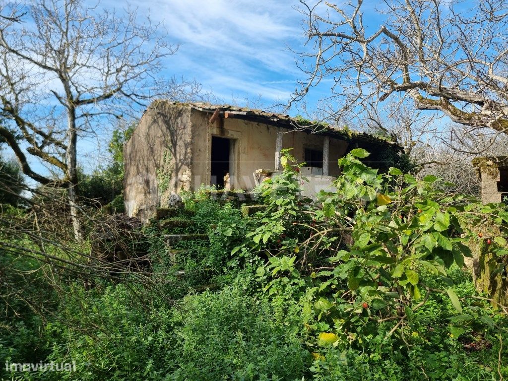 Casa antiga em pedra, em ambiente ext...