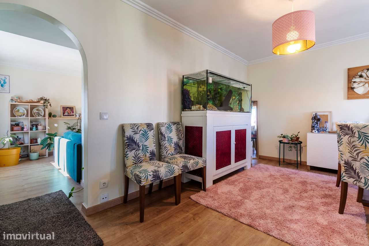 Apartamento T3 convertido em T2 c/ 2 Salas, Semi Remodelado em São Mar-9
