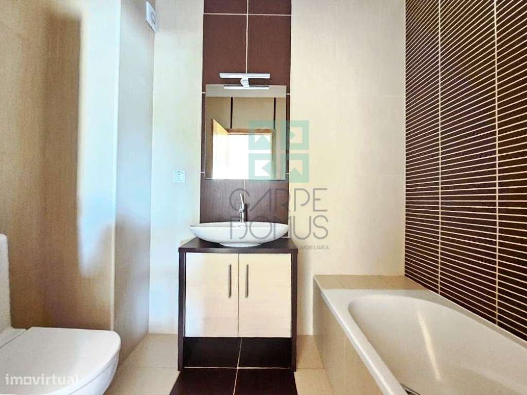 Espaçoso apartamento T3, com parqueamento, junto centro de Loulé, A...-17