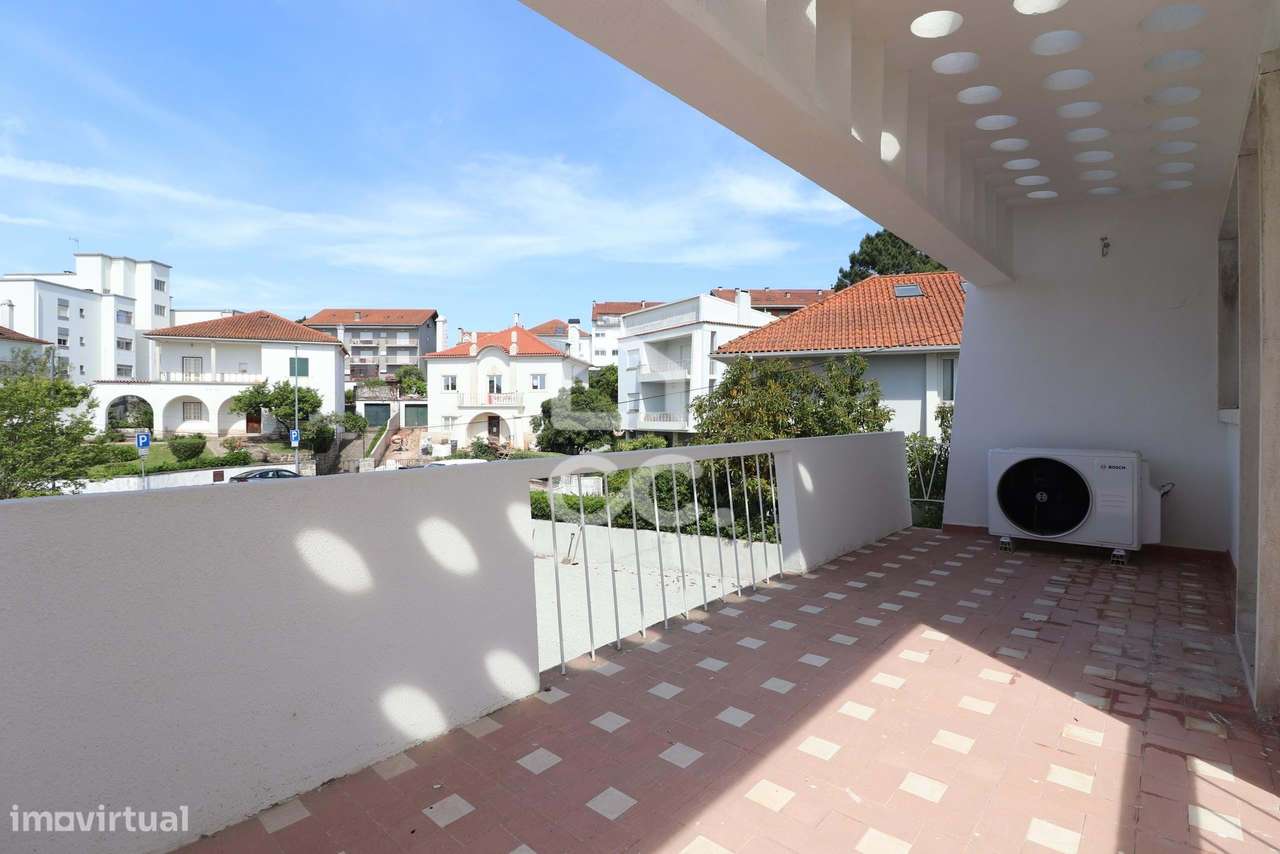 Moradia totalmente remodelada com 6 apartamentos T2 junto à Dias da Si-9