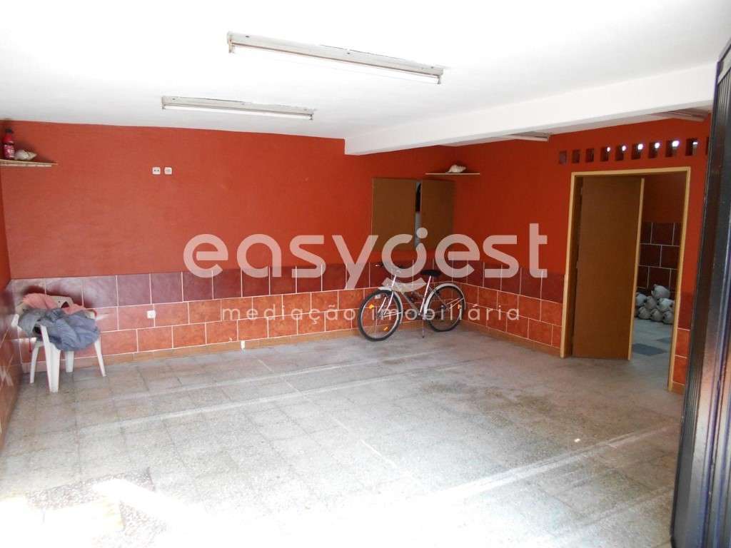 Moradia Geminada no centro da aldeia, com garagem no piso térreo - Grande imagem: 4/16