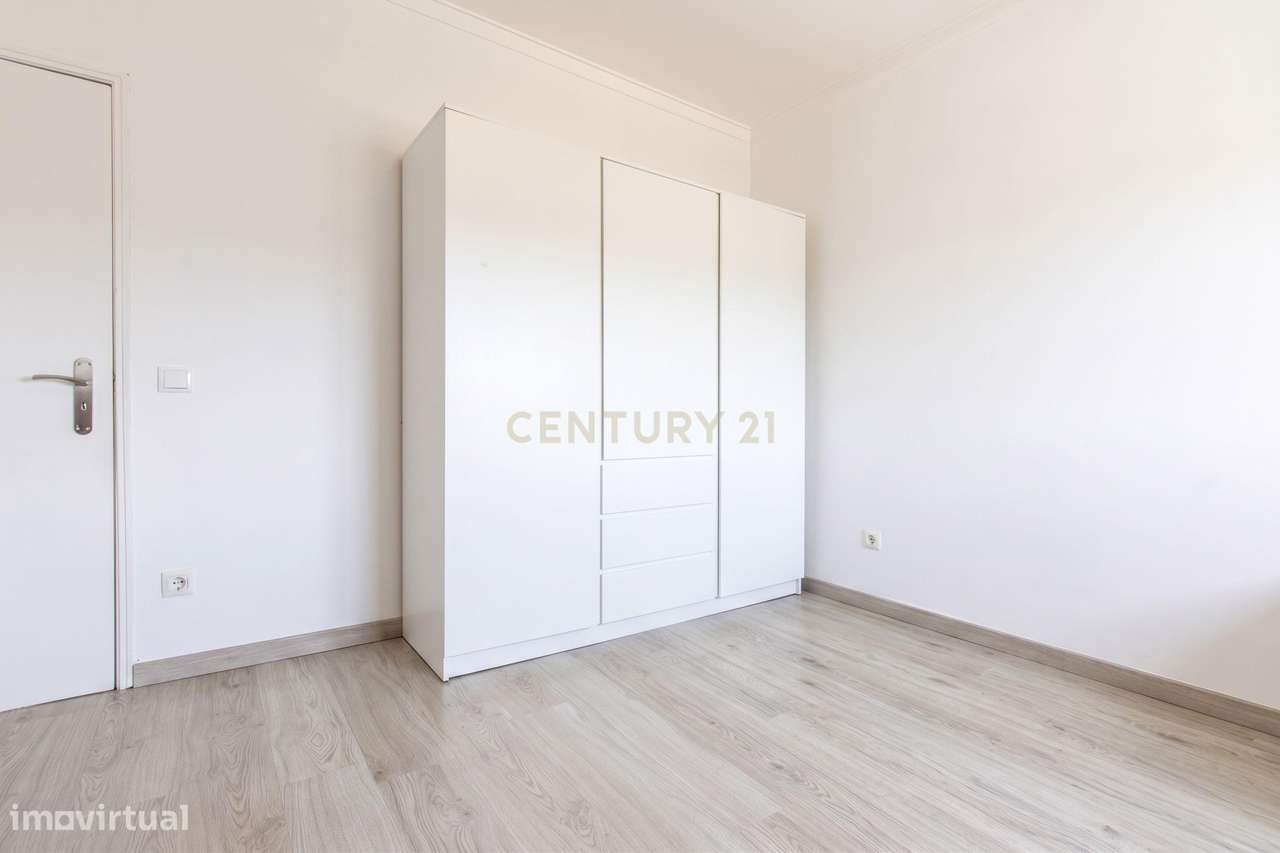 Excelente Apartamento de 4 Assoalhadas com Terraço e Sótão Independent-18