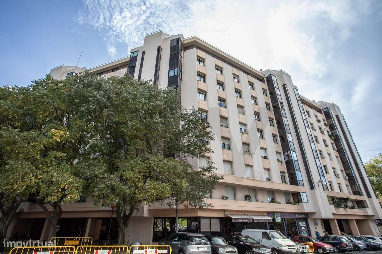 Apartamento T3 Renovado no Condomínio Torres de Lisboa | Laranjeiras S-50