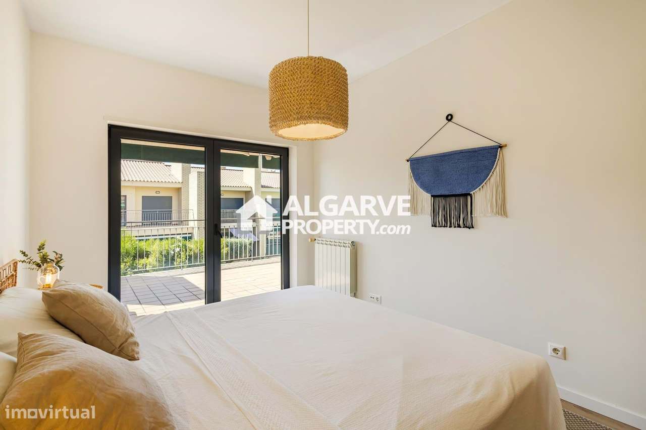 Moradia moderna V6 em condomínio com piscina. Perto de Vilamoura e pra-16