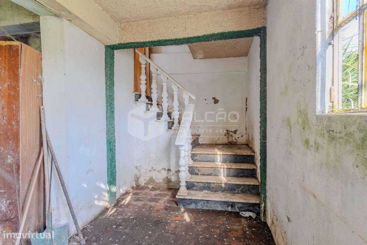 Moradia T3 em Alcobertas com lareira, varanda e potencial de investime-26